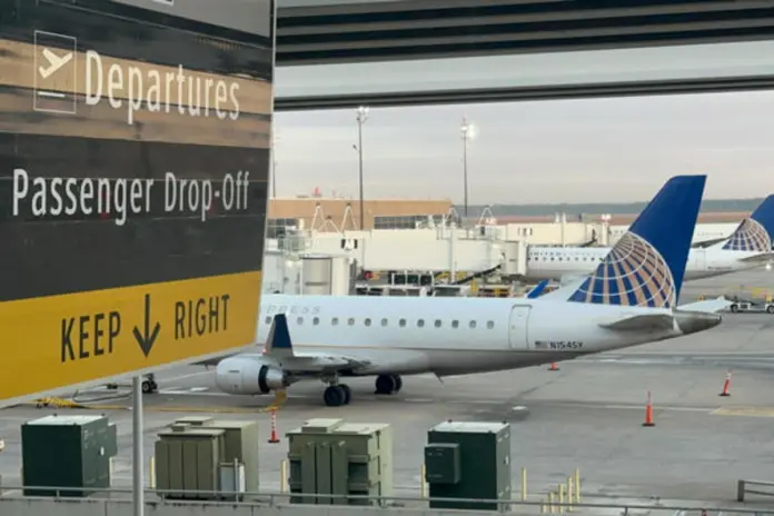 Más de 800 vuelos cancelados en EEUU en Debido a la escasez de controladores agudizada por el cierre del Gobierno Federal, EE.UU. recortó en un 10 % la oferta de vuelos en 40 grandes aeropuertos, medida que puede eliminar hasta 4.000 correspondencias diarias en el mayor mercado mundial de la aviación comercial. Foto: La Hora/EFE