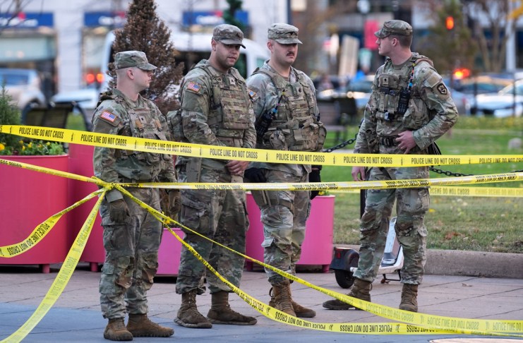 Agentes de la Guardia Nacional custodiando lugar de los hechos de un ataque armado en Washintong. Foto La Hora: AP