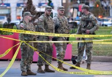 En imágenes: Así es la situación del ataque armado en contra de los elementos de la guardia Guardia Nacional de EE.UU. Agentes de la Guardia Nacional custodiando lugar de los hechos de un ataque armado en Washintong. Foto La Hora: AP