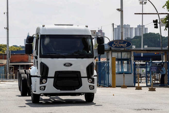 Se aplican aranceles del 25% a camiones importados en Estados Unidos.