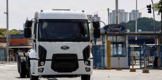 Se aplican aranceles del 25% a camiones importados en Estados Unidos.