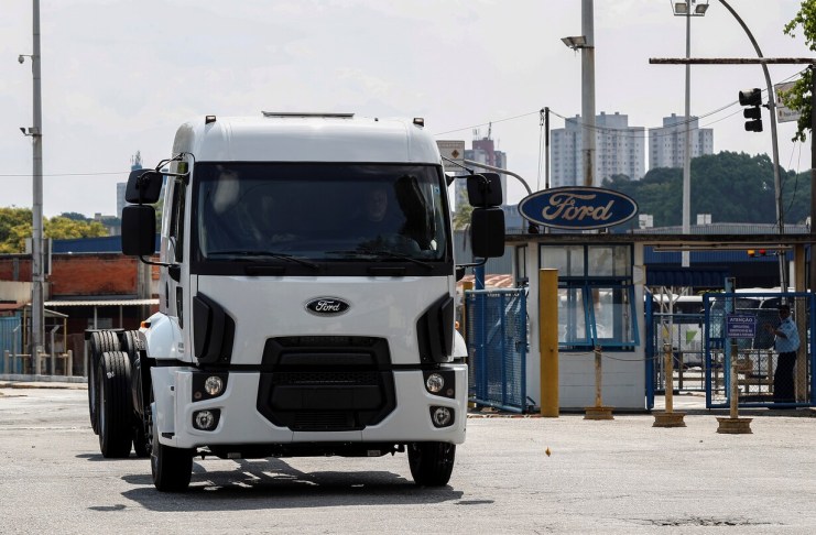 Se aplican aranceles del 25% a camiones importados en Estados Unidos.