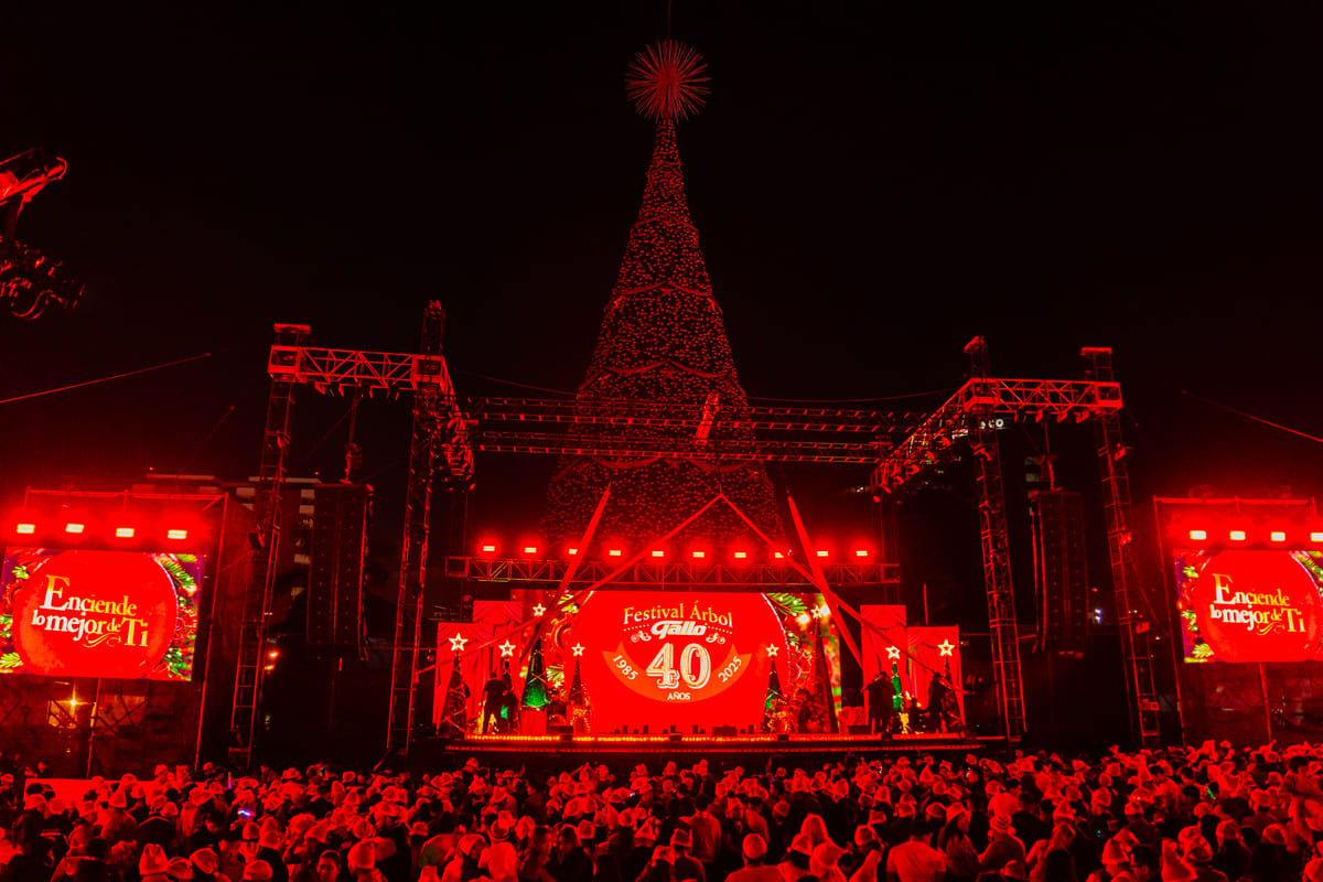 El Festival Árbol Gallo celebró 40 años iluminando el inicio de las fiestas de fin de año y uniendo a los guatemaltecos. Foto: Cortesía de Cerveza Gallo.