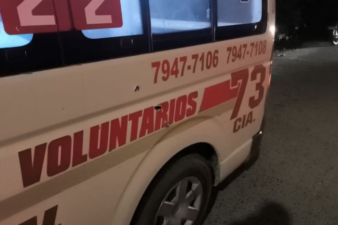 ataque armado en contra de una ambulancia Ambulancia dañada por proyectiles de arma de fuego tras incidente armado en Izabal. Foto La Hora: Cortesía