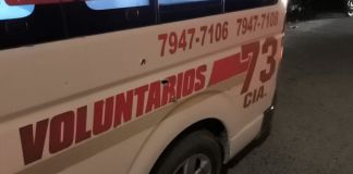 Ambulancia dañada por proyectiles de arma de fuego tras incidente armado en Izabal. Foto La Hora: Cortesía