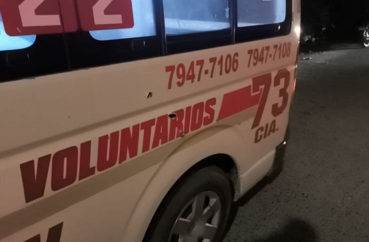 Ambulancia dañada por proyectiles de arma de fuego tras incidente armado en Izabal. Foto La Hora: Cortesía