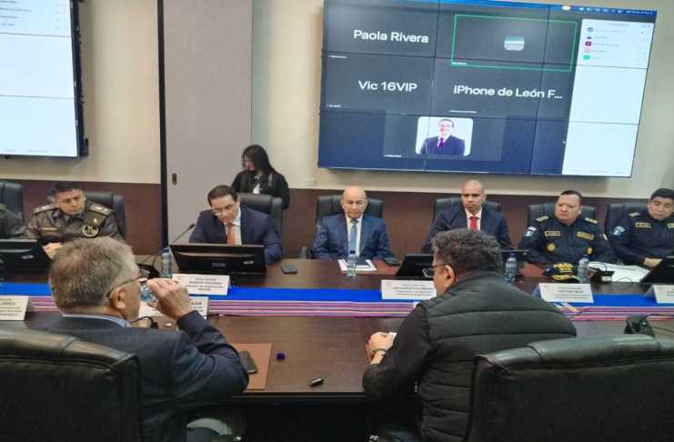 El ministro de Gobernación, Marco Antonio Villeda, y el director de la PNC, David Boteo, evitaron mencionar hipótesis por el ataque al excandidato a alcade asesinado. Foto: La Hora