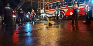 Un accidente se registró en la calzada Roosevelt, 1-72 zona 7. Foto La Hora: CVB.