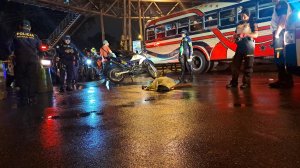 Ayudante de bus fallece tras caer de la unidad en la Calzada Roosevelt