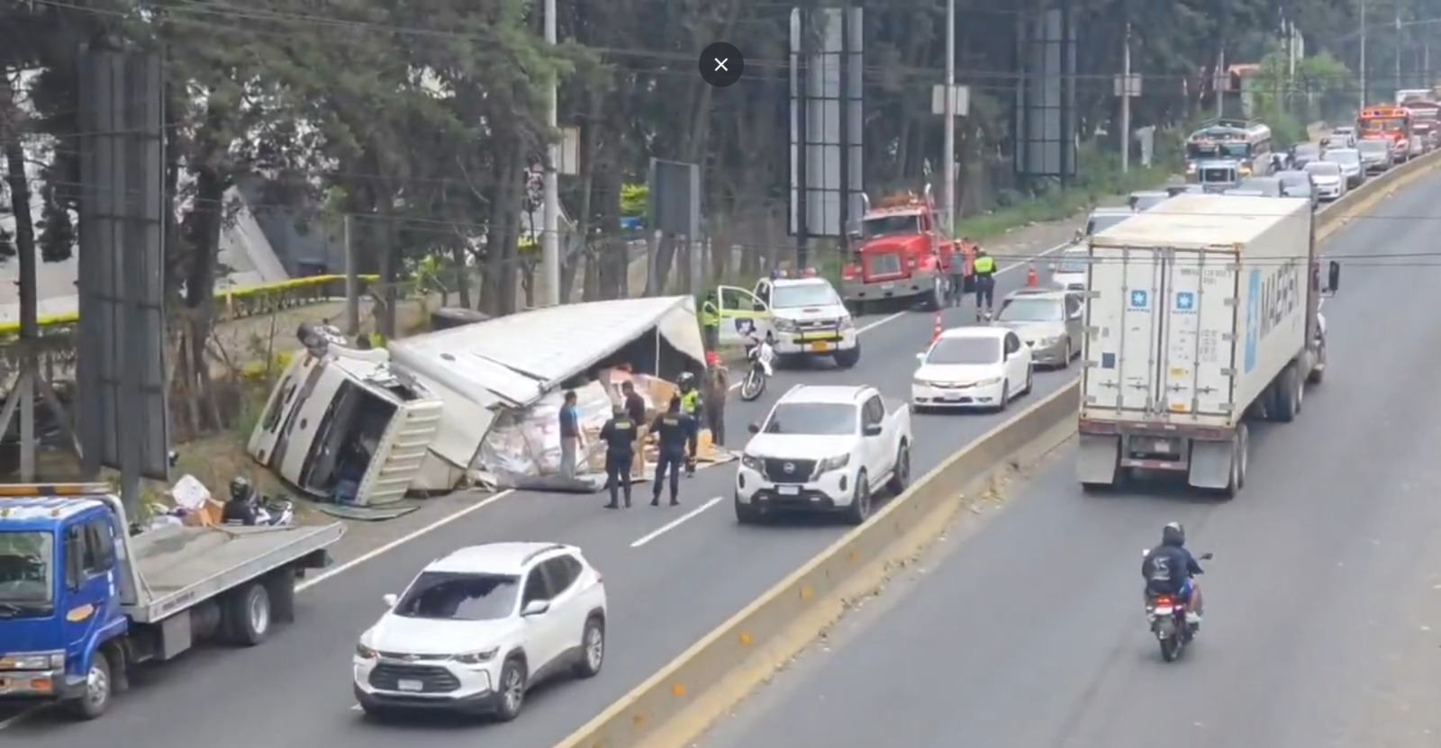 Desfile de fieros y camión volcado en Km. 22 de ruta al Pacífico complican el tráfico hacia el sur