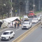 El desfile de fieros y un camión volcado en el kilómetro 22 de la ruta al Pacífico complica la situación del tránsito hacia el sur. Foto La Hora: PMT Villa Nueva