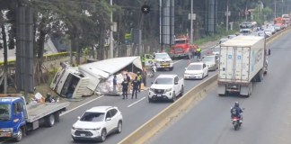 El desfile de fieros y un camión volcado en el kilómetro 22 de la ruta al Pacífico complica la situación del tránsito hacia el sur. Foto La Hora: PMT Villa Nueva