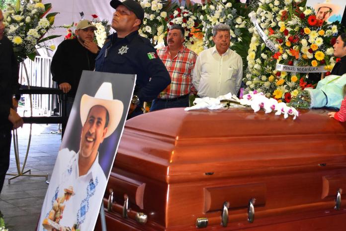 Familiares y amigos asisten al funeral del alcalde Carlos Manzo este domingo, en el municipio de Uruapan en Michoacán (México). EFE/ Marco Antonio Duarte