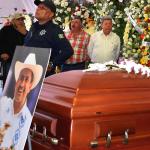 Familiares y amigos asisten al funeral del alcalde Carlos Manzo este domingo, en el municipio de Uruapan en Michoacán (México). EFE/ Marco Antonio Duarte