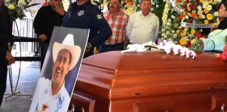 Familiares y amigos asisten al funeral del alcalde Carlos Manzo este domingo, en el municipio de Uruapan en Michoacán (México). EFE/ Marco Antonio Duarte