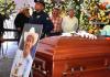Familiares y amigos asisten al funeral del alcalde Carlos Manzo este domingo, en el municipio de Uruapan en Michoacán (México). EFE/ Marco Antonio Duarte