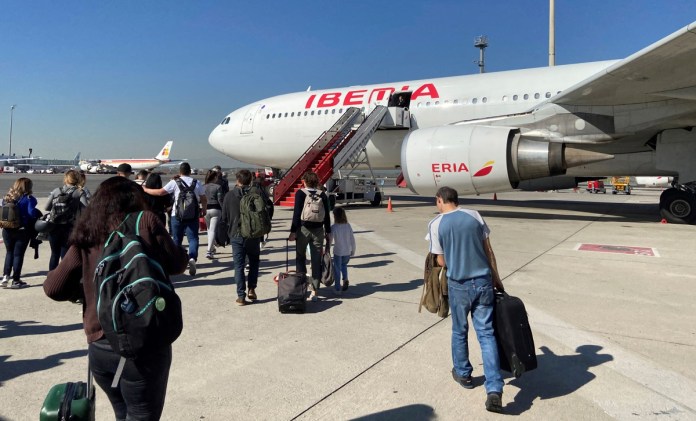 Iberia cancela sus vuelos comerciales a Venezuela por la situación en ese país Fotografía de archivo de pasajeros subiendo a un avión de Iberia. Foto La Hora: EFE