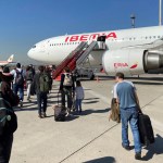 Fotografía de archivo de pasajeros subiendo a un avión de Iberia. Foto La Hora: EFE