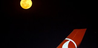 Fotografía de archivo del logo de la aerolínea Turkish Airlines. Foto La Hora: EFE