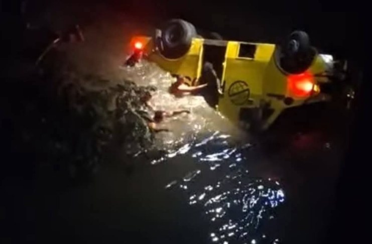 Camión de valores volcado. Foto La Hora: captura de pantalla.