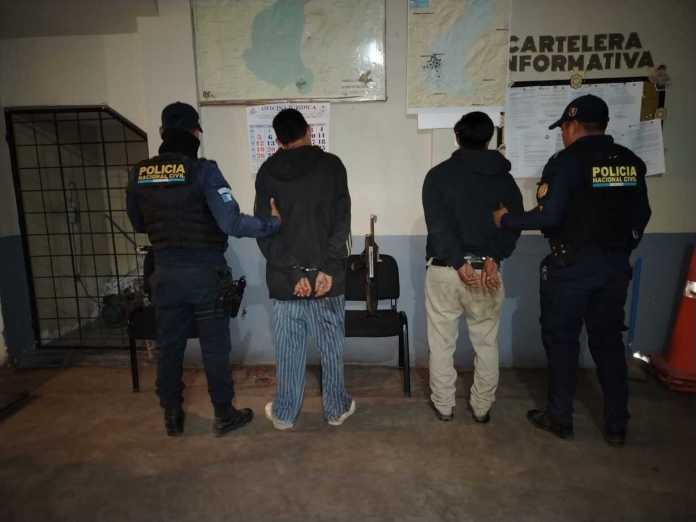 Dos personas fueron capturadas por la portación ilegal de una escopeta.