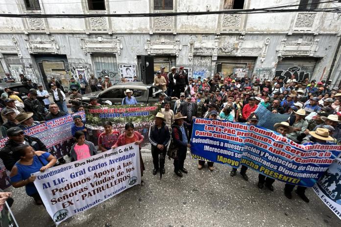 Por la tarde de este martes 11 de noviembre, se registran bloqueos en al menos seis departamentos por parte de veteranos militares. Foto La Hora: Fabricio Alonzo Por la tarde de este martes 11 de noviembre, se registran bloqueos en al menos seis departamentos por parte de veteranos militares. Foto La Hora: Fabricio Alonzo