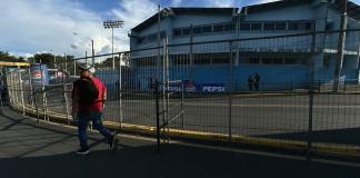 Las vallas o separadores de metal han sido reinstaladas de nuevo y el paso peatonal fue habilitado. Foto La Hora: José Orozco