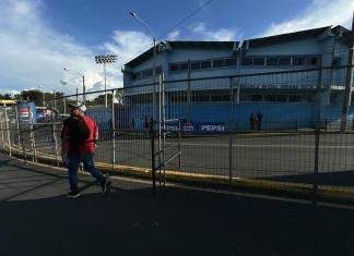 Reinstalan separadores metálicos que cedieron y obstaculizaron vía cerca del estadio El Trébol Las vallas o separadores de metal han sido reinstaladas de nuevo y el paso peatonal fue habilitado. Foto La Hora: José Orozco