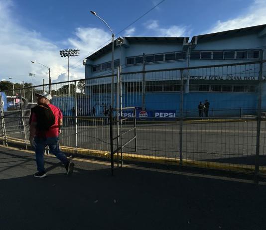 Las vallas o separadores de metal han sido reinstaladas de nuevo y el paso peatonal fue habilitado. Foto La Hora: José Orozco