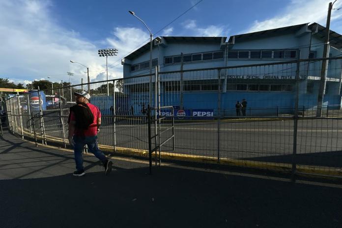 Vallas o separadores de metal Las vallas o separadores de metal han sido reinstaladas de nuevo y el paso peatonal fue habilitado. Foto La Hora: José Orozco