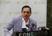 El diputado José Chic presenta una denuncia por adopciones ilegales contra Consuelo Porras. Foto: La Hora