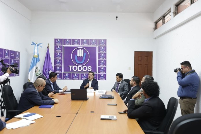 comisionsalarios La comisión de Trabajo es presidida por Danilo Madrazo y dictaminó la iniciativa de ley para que se publiquen los salarios de los funcionarios. Foto: Congreso de la República
