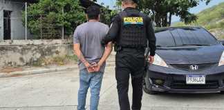 Captura de un presunto coyote en el kilómetro 44.5 jurisdicción de Sanarate, El Progreso. Foto La Hora: PNC.