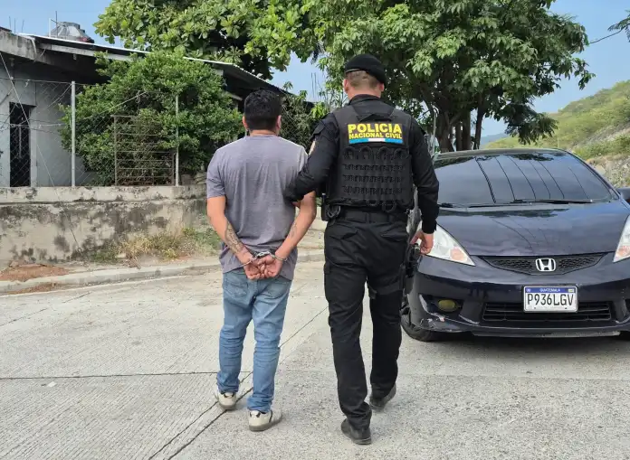 coyote Captura de un presunto coyote en el kilómetro 44.5 jurisdicción de Sanarate, El Progreso. Foto La Hora: PNC.