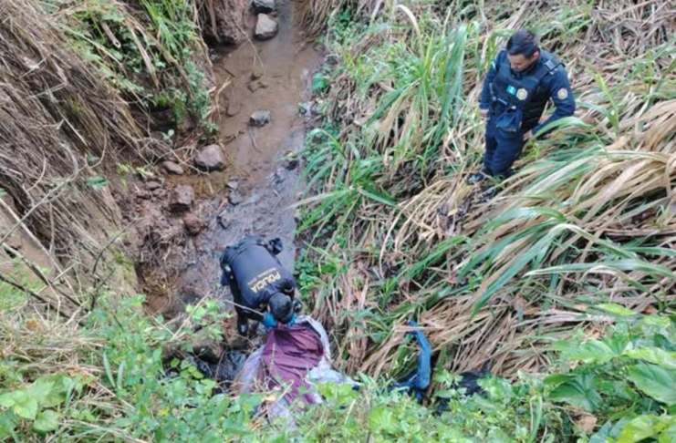Localizan a cuerpo de mujer en estado de gestación envuelto en sabanas en Coatepeque. Foto: La Hora/ Bomberos Municipales Departamentales de Coatepeque