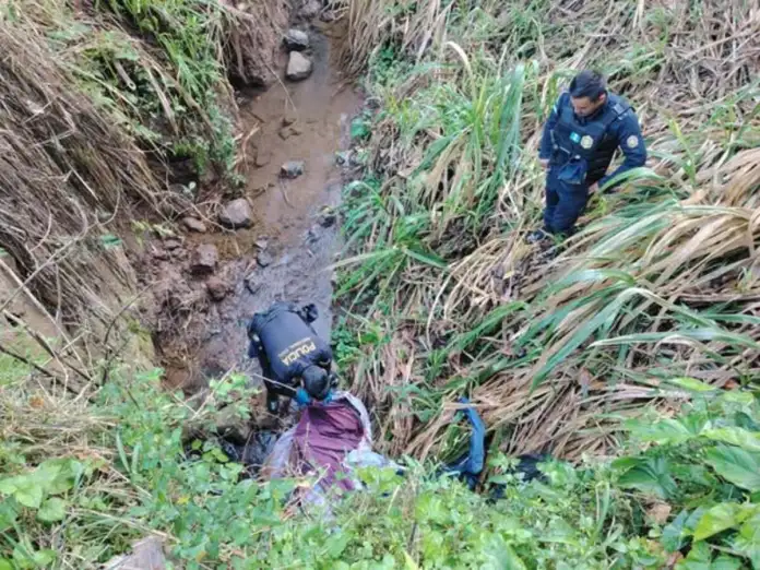 cuerpo mujer coatepeque (1) Localizan a cuerpo de mujer en estado de gestación envuelto en sabanas en Coatepeque. Foto: La Hora/ Bomberos Municipales Departamentales de Coatepeque