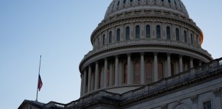 8 demócratas rompen estancamiento del cierre del gobierno federal en Estados Unidos.