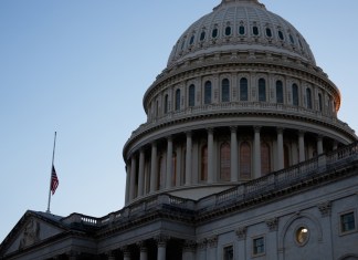 8 demócratas rompen estancamiento del cierre del gobierno federal en Estados Unidos.