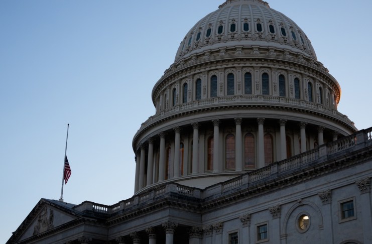 8 demócratas rompen estancamiento del cierre del gobierno federal en Estados Unidos.
