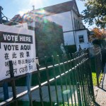 Una persona camina cerca a un centro de votación este martes, en Queens, Nueva York, para elegir un nuevo alcalde.