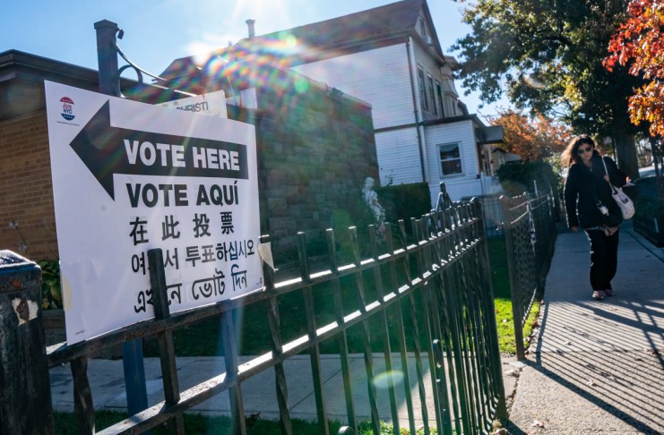 Una persona camina cerca a un centro de votación este martes, en Queens, Nueva York, para elegir un nuevo alcalde.