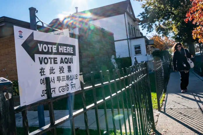 Los neoyorquinos eligen alcalde en una jornada marcada por el récord de voto anticipado Una persona camina cerca a un centro de votación este martes, en Queens, Nueva York, para elegir un nuevo alcalde.