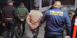 Interceptan a dos individuos que apuntaron a agentes de la PNC en la ruta a El Salvador.