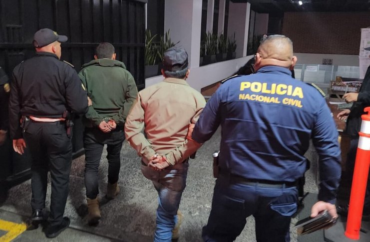 Interceptan a dos individuos que apuntaron a agentes de la PNC en la ruta a El Salvador.