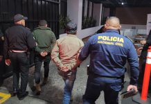Capturan a dos hombres por presuntamente amenazar con arma de fuego a agentes de la PNC en CAES Interceptan a dos individuos que apuntaron a agentes de la PNC en la ruta a El Salvador.