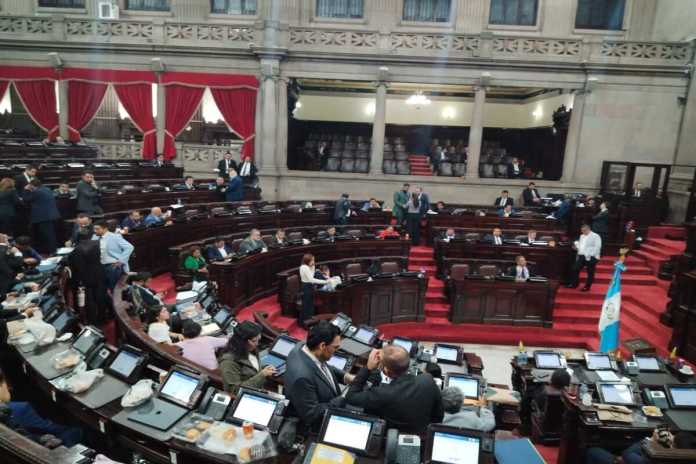 La bancada oficial coordina la aprobación entre los diputados del presupuesto general de 2026. Foto: La Hora