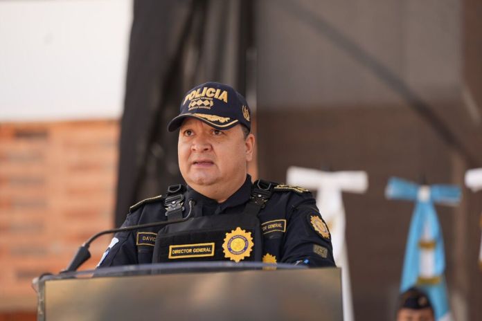 directorboteo El director de la PNC, David Boteo, anuncia el plan de seguridad por las fiestas de fin de año. Foto: PNC