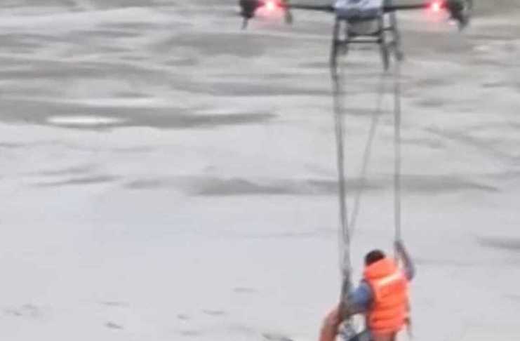 En medio de graves inundaciones que afectan al centro de Vietnam, un dron fue clave para salvar la vida de un hombre que quedó aislado en medio del río Serepok.
