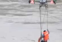 Video: Un hombre es rescatado por un dron durante las inundaciones en Vietnam En medio de graves inundaciones que afectan al centro de Vietnam, un dron fue clave para salvar la vida de un hombre que quedó aislado en medio del río Serepok.
