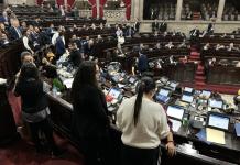 En madrugada, enmienda para incluir a salubristas al renglón 011 enfrenta a diputados El Congreso de la República buscó aprobar una enmienda para que salubristas fueran incluidos en el renglón 011. Foto La Hora: José Orozco